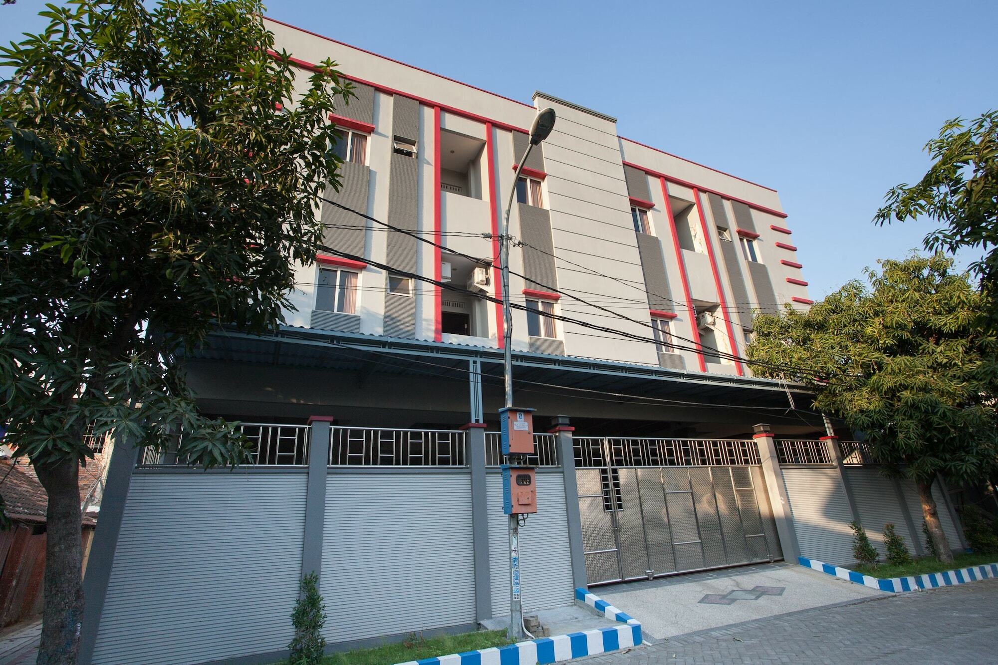 红多兹酒店-近维加亚库苏马大学2号 泗水 外观 照片